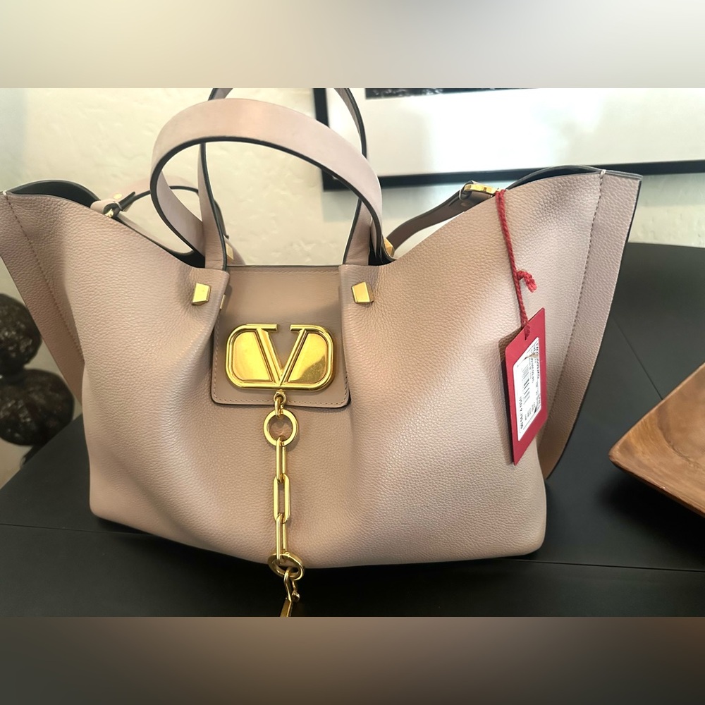 ❌SOLD❌Valentino Garavani V Logo Go Escape Tote in a rose colored pebbled leather